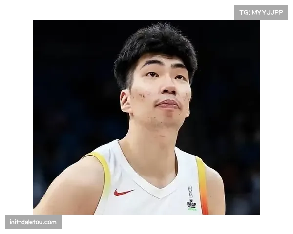 【2026年4月CBA联赛·赛中·花絮特写：浙江队小将余嘉豪完成封盖后，替补席挥舞毛巾集体沸腾